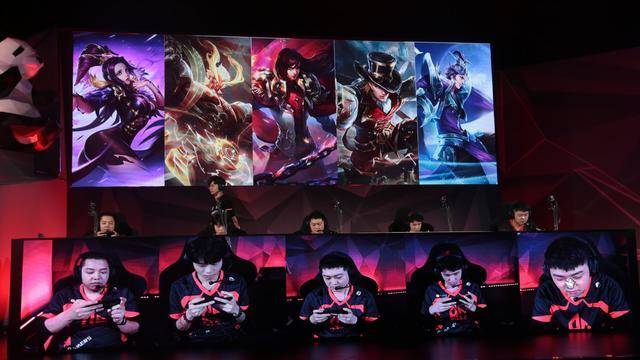 crashies 将继续为 Fnatic 参加 2025 年冠军赛，而 Leo 的未来仍然未知