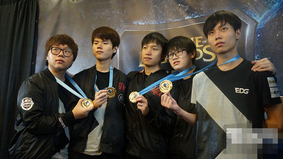 【战报】2025MSI季中冠军杯Day2综述，RNG光速拿下，C9爆冷告负