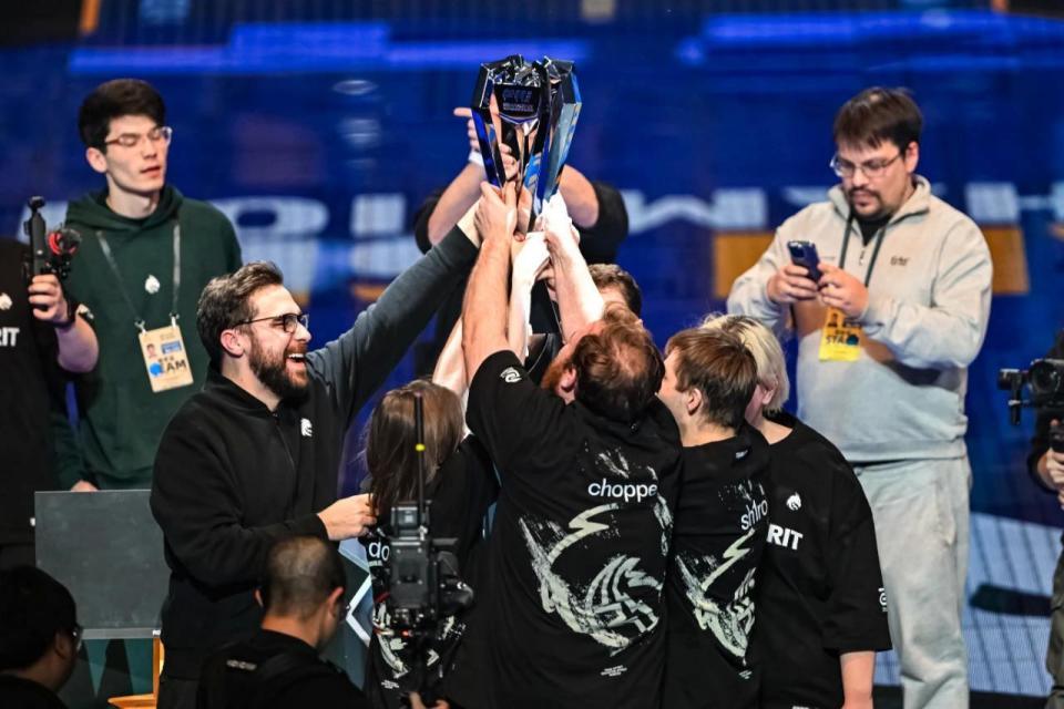 LPL解说Rita晒照：今天不下雨 出去玩噜