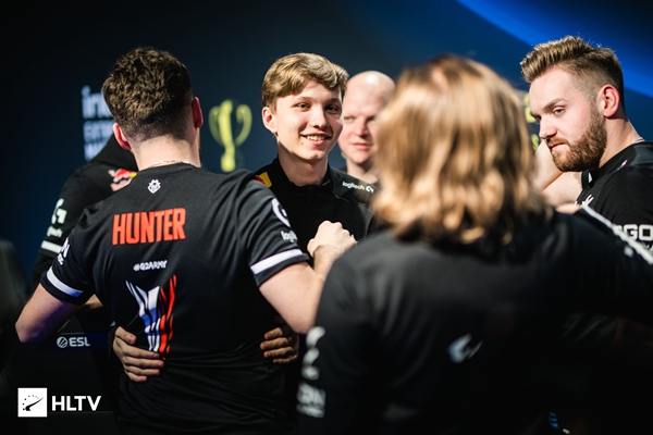 磨砺，荣耀！LoL官方公布S13世界赛宣传横幅，疑似今年世界赛主题