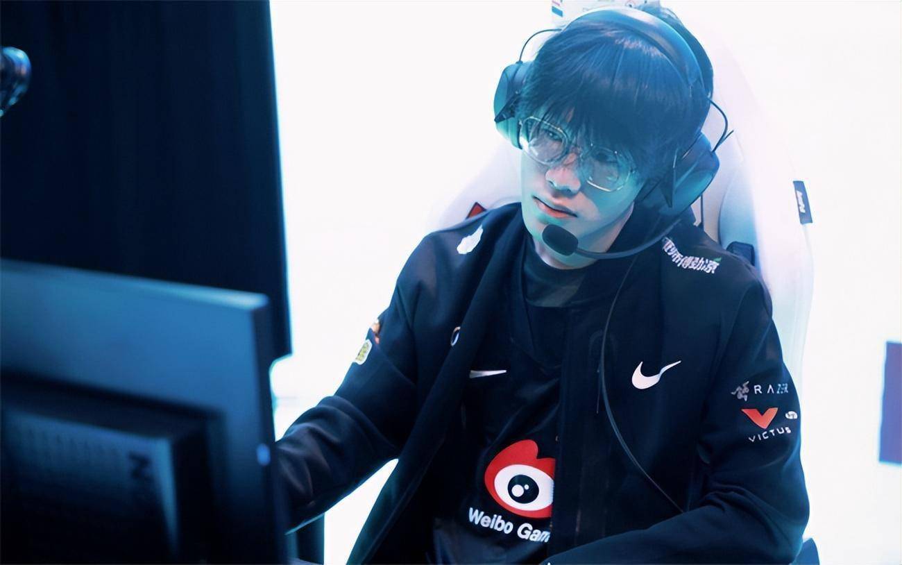战舰轰鸣！大表哥的全白双杀吹响了反击的号角，Faze从1-2反弹淘汰VIT